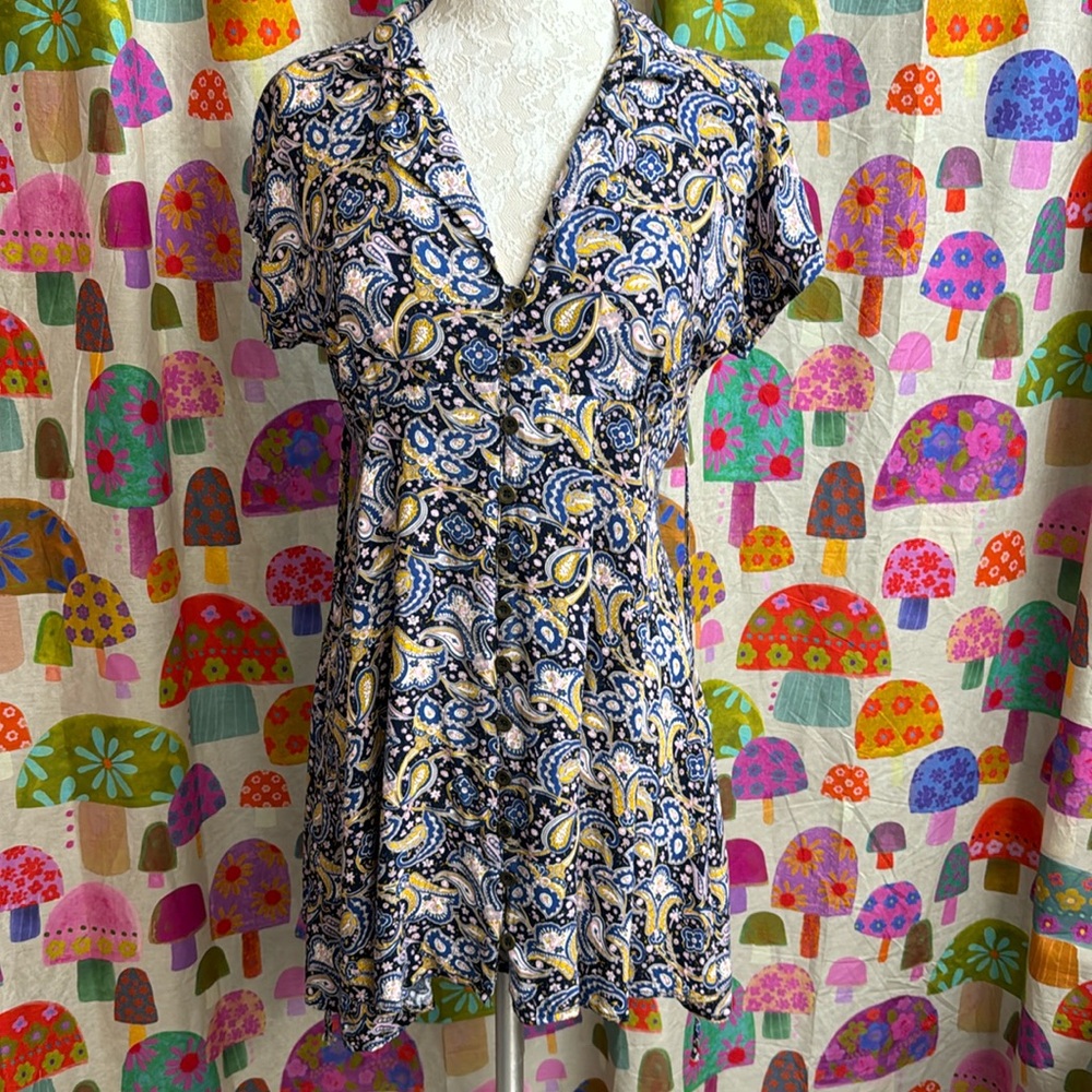 WinWin Button Down Short Sleeve V Neck Tie Back Dress . Small